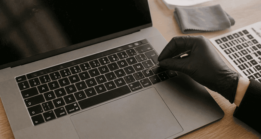 autocollant clavier azerty posé sur clavier