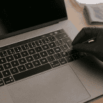 autocollant clavier azerty posé sur clavier