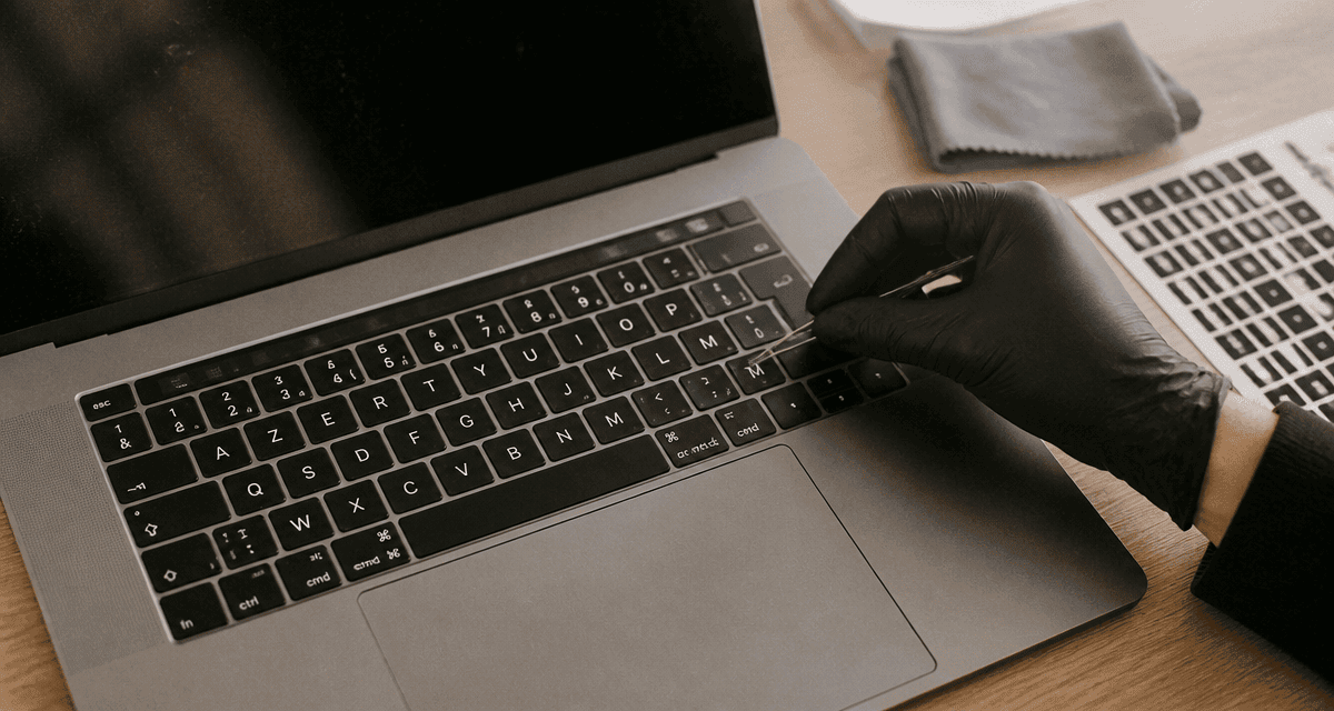 autocollant clavier azerty posé sur clavier