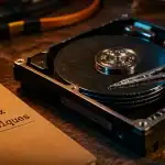 Disque dur mécanique : plateaux magnétiques et tête de lecture